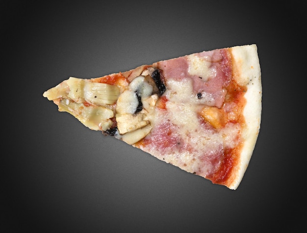 Un pezzo di pizza su uno sfondo scuro