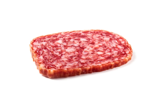 Un pezzo di salame isolato su sfondo bianco