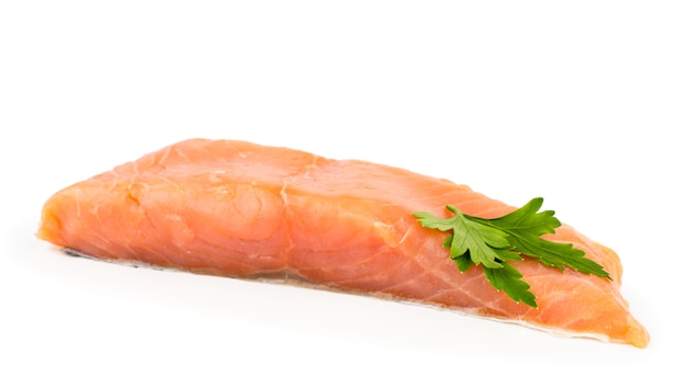 Un pezzo di salmone fresco su uno sfondo bianco