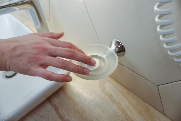 Un pezzo di sapone in un piatto bianco. Sapone nel portasapone, vista in elevazione. Bagno.