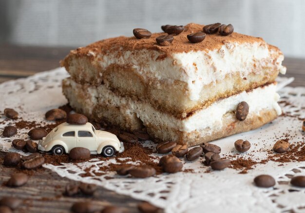 Un pezzo di tiramisù con chicchi di caffè