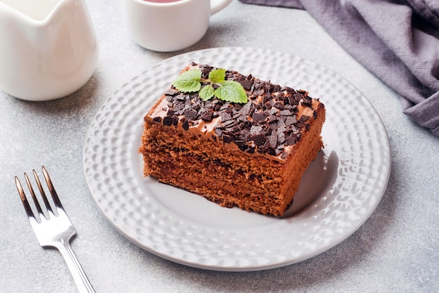 Un pezzo di torta al tartufo con cioccolato