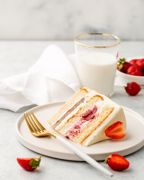 Un pezzo di Torta alle fragole Pan di Spagna alle fragole con fragole fresche e panna acida