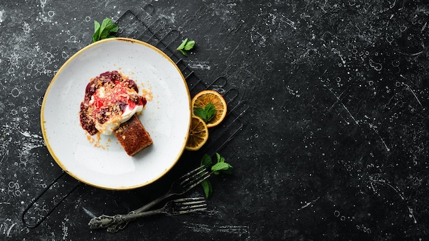 Un pezzo di torta con frutta e panna Vista dall'alto Spazio libero per il testo