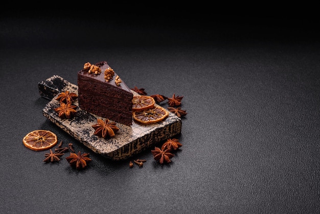 Un pezzo di torta di cioccolato dolce con noci