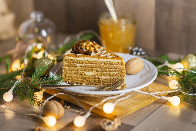 Un pezzo di torta di miele di Natale sul tavolo