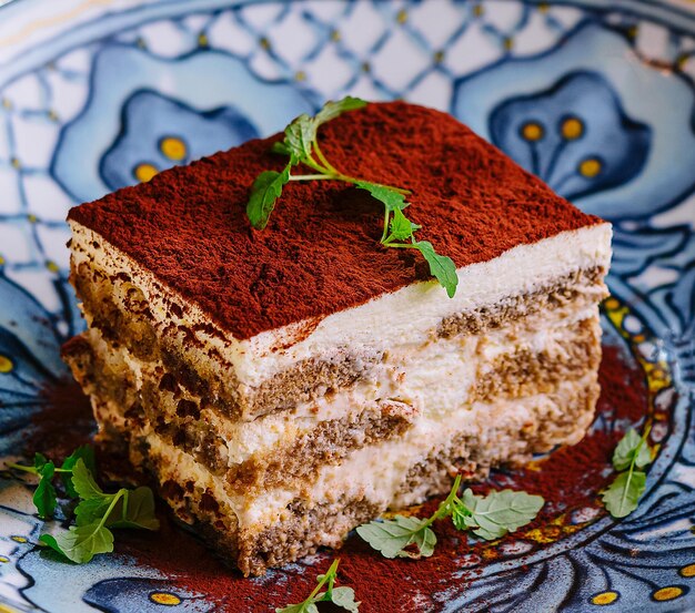 Un pezzo di tradizionale torta di dessert Tiramisu italiana