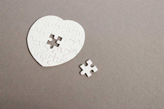 Un pezzo mancante del puzzle del cuore Puzzle a forma di cuore