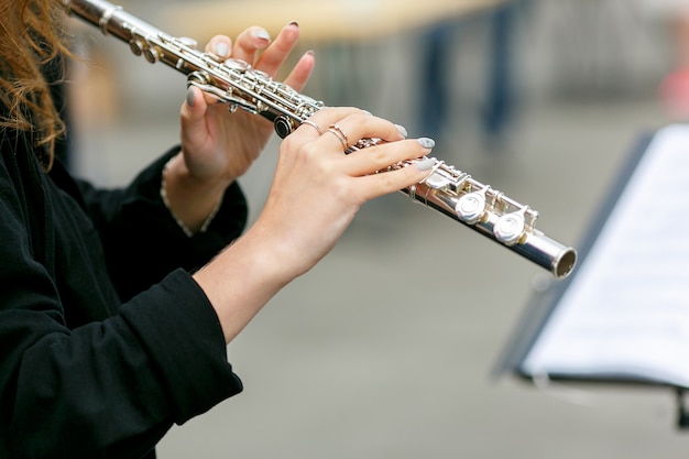 Un piano del primo piano del suonatore di flauto dell'orchestra di strada