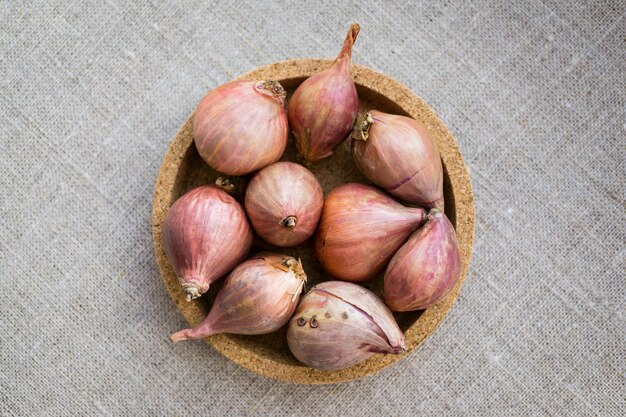 Un piattino con bulbi di cipolla secchi