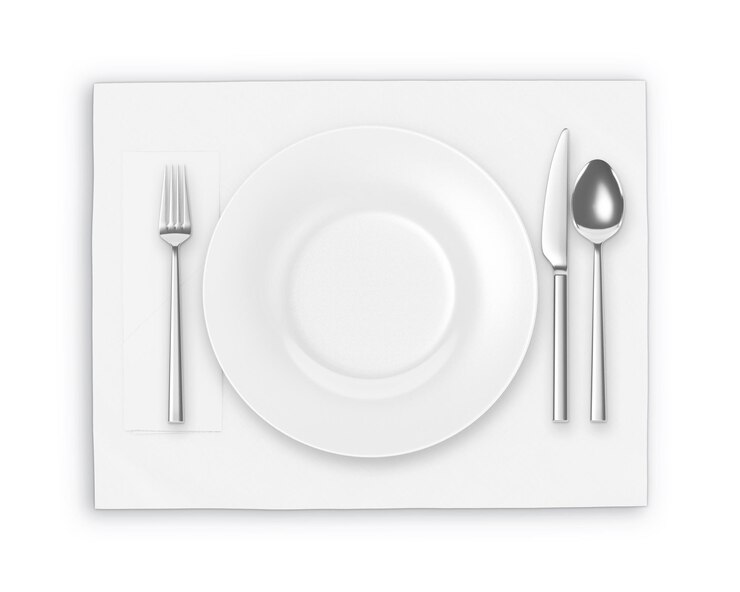 un piatto bianco con l'immagine di Cutley Set isolata su uno sfondo bianco