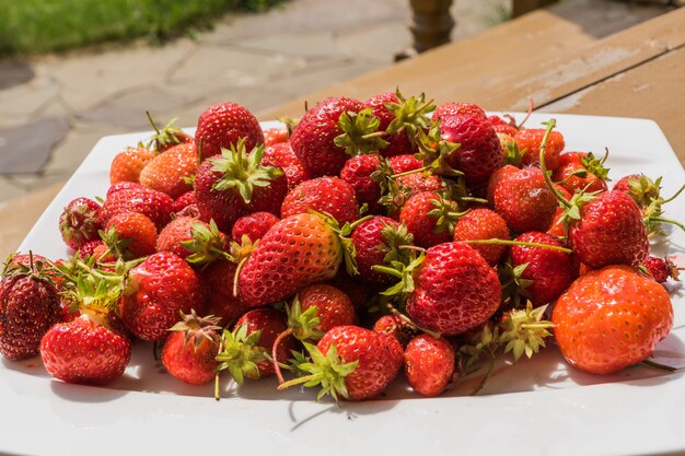 Un piatto con fragola matura