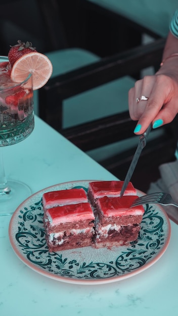 un piatto con una fetta di torta e una forchetta