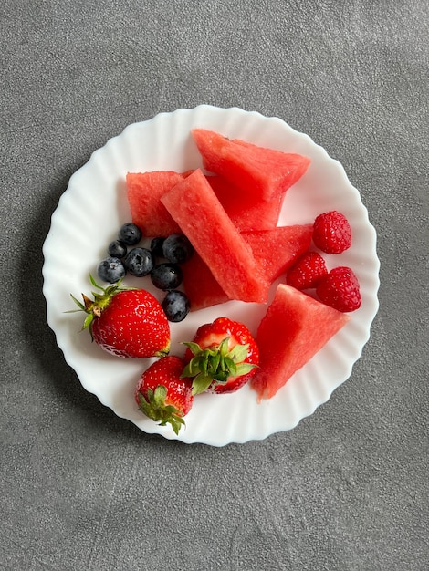 Un piatto con uno spuntino primaverile a forma di frutta