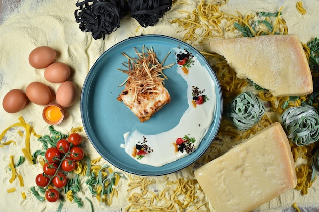 Un piatto della cucina italiana Lasagne alla bolognese in un piatto blu