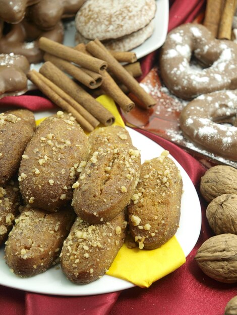 Un piatto di biscotti con noci sopra e un piatto di noci sul tavolo.