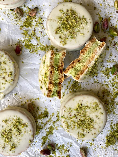 Un piatto di biscotti di pasta frolla al pistacchio con sopra i pistacchi.