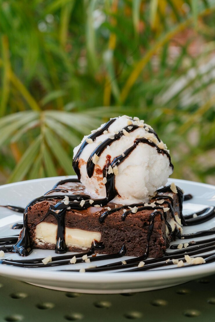 Foto un piatto di brownies con sopra una pallina di gelato alla vaniglia.