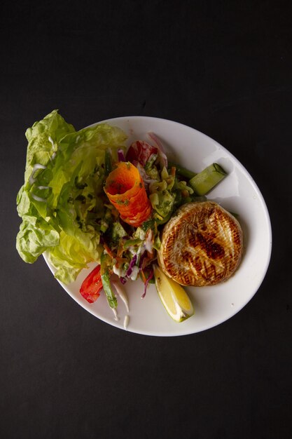 Un piatto di camambert con un'insalata