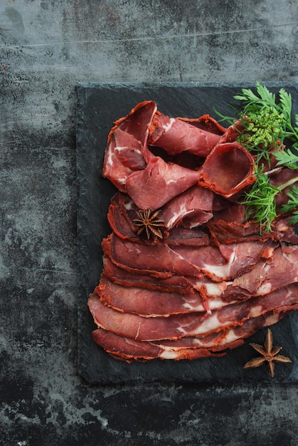 Un piatto di carne con sopra una stella arancione