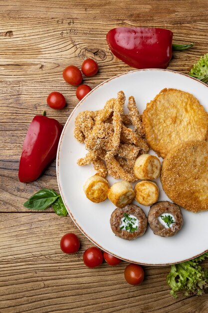 Un piatto di carne fritta con pollo fritto e patate fritte