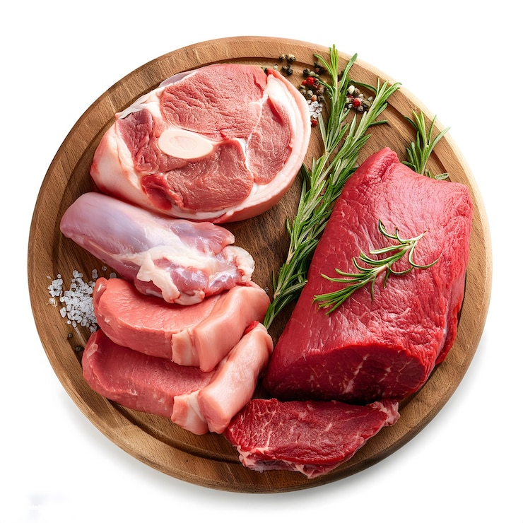 un piatto di carni e altri alimenti, comprese carne e erbe
