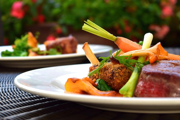 Un piatto di cibo con polpette e verdure