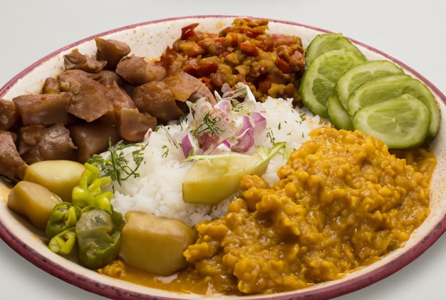 Un piatto di cibo con riso e verdure