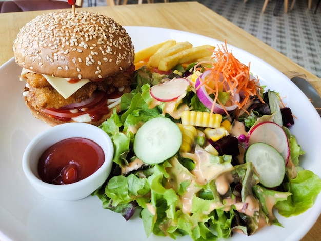 Un piatto di cibo con sopra un hamburger e un'insalata