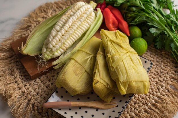 Un piatto di cibo con sopra un mucchio di verdure