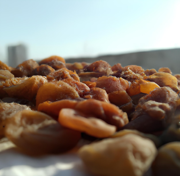 Un piatto di cibo con un cielo blu sullo sfondo.