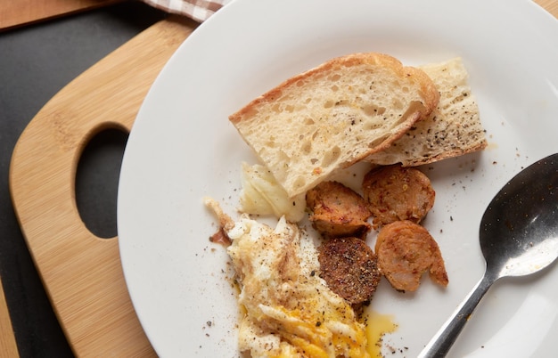 Un piatto di cibo con un piatto di uova e pane