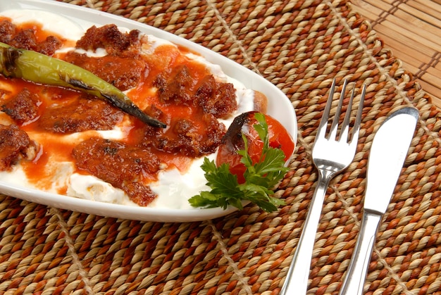 un piatto di cibo con una forchetta e un coltello