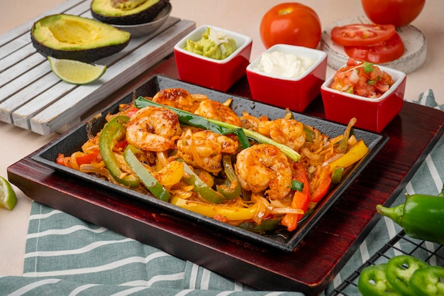 Un piatto di cibo messicano con una ciotola di avocado e una ciotola di avocado.