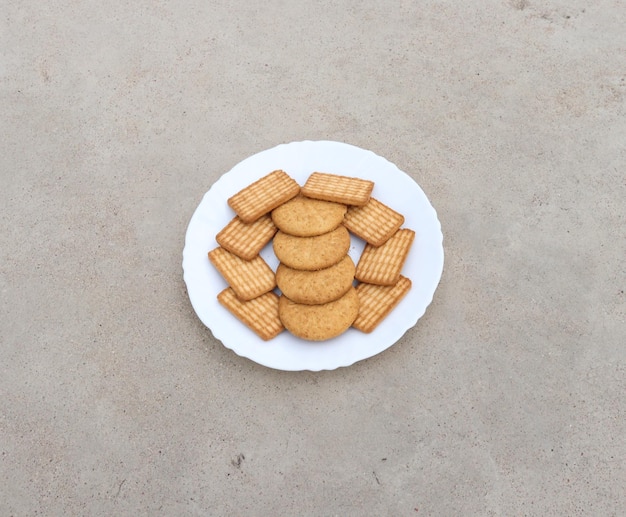 Un piatto di cracker è su un tavolo con un piatto bianco.