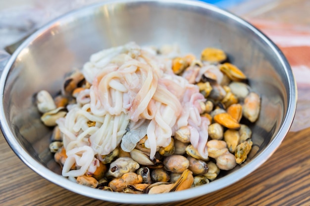 un piatto di crudi di mare per la preparazione di un piatto tradizionale