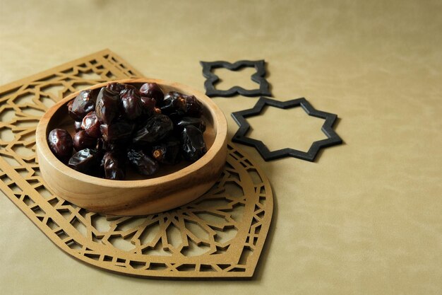 Un piatto di datteri con concetto arabo Date per ramadhan kareem o iftar