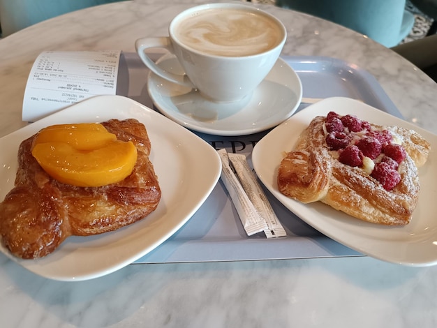 Un piatto di dolci con una tazza di caffè sopra