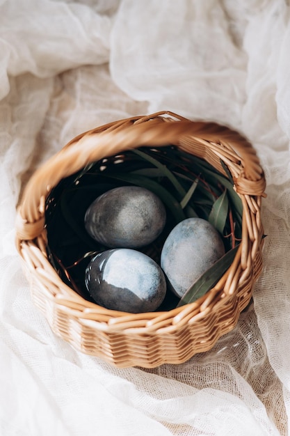 Un piatto di eleganti uova di Pasqua dipinte nello stile di colore alla moda 2023