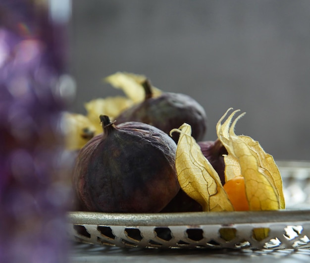 Un piatto di fichi con uno sfondo viola