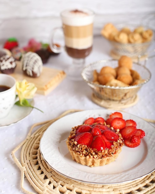 Un piatto di fragole e una tazza di caffè su un tavolo