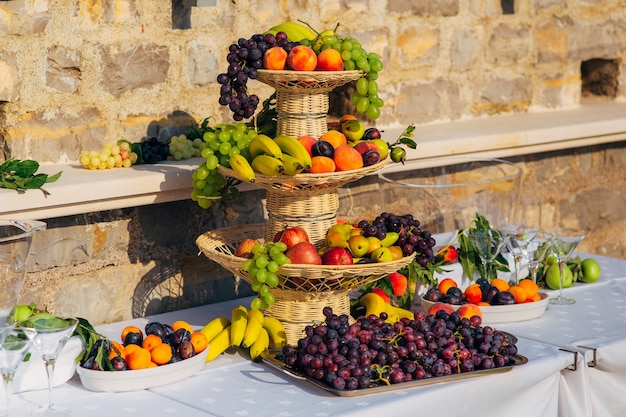 Un piatto di frutta al banchetto di nozze