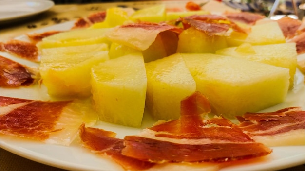 Un piatto di frutta con ananas sopra