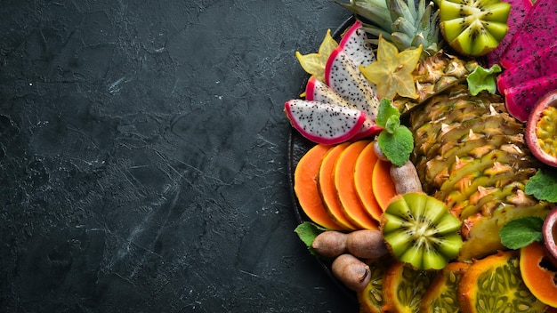 Un piatto di frutta tropicale affettata Vista dall'alto Spazio libero per il testo