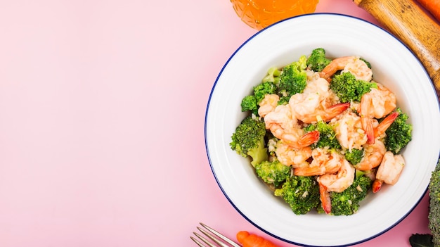 Un piatto di gamberi fritti con broccoli