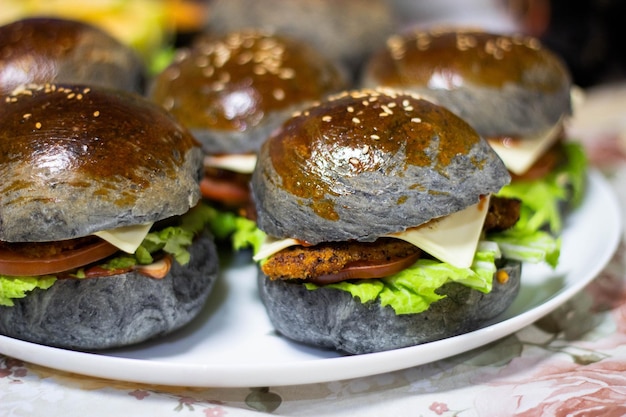 Un piatto di hamburger con sopra un panino e del formaggio