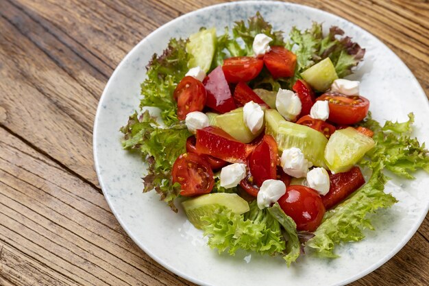 Un piatto di insalata con formaggio feta e pomodoro