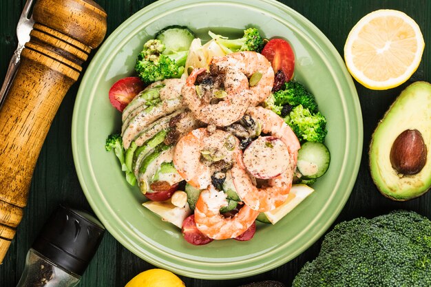 Un piatto di insalata di gamberi con verdure