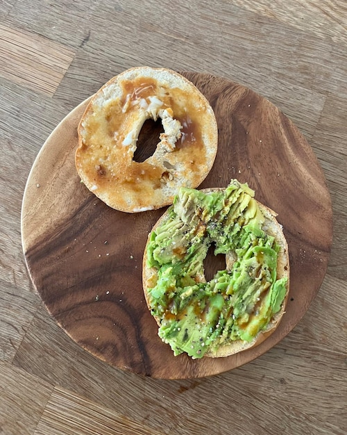 un piatto di legno con un buco al centro che ha un buco al suo interno.