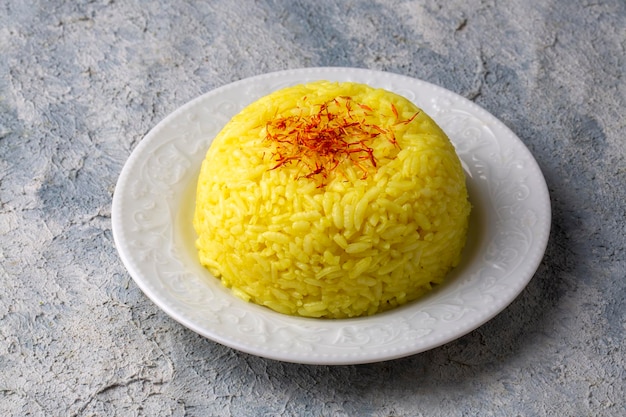 Un piatto di pilaf di riso allo zafferano (nome turco; safranli pilav)